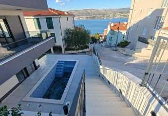 Erdgeschosswohnung mit Pool, Garten und Meerblick