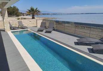 Moderne Villa mit Pool in erster Reihe zum Meer