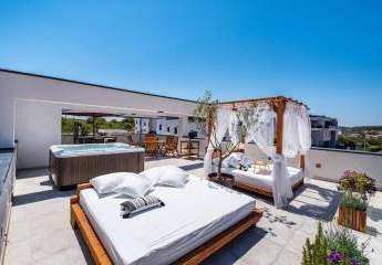 Modernes Haus mit Pool und Dachterrasse