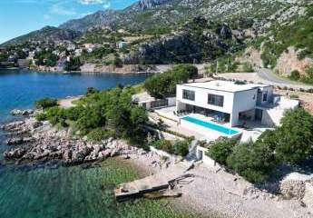 Moderne Luxusvilla in erster Reihe am Meer mit Infinity-Pool und direktem Strandzugang