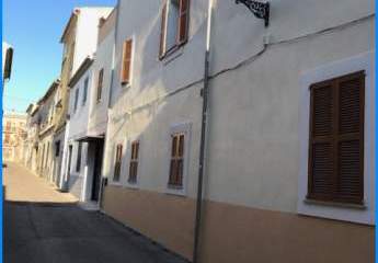 ***Stadthaus mit drei Wohnungen in Muro auf Mallorca zu verkaufen***