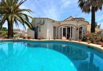 Einfamilienhaus mit Pool, Garage, verglaster Terrasse, Terrassen, nur 900 m vom Mittelmeer Strand entfernt