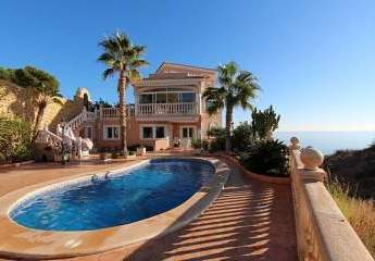 Schöne Villa mit großem privatem Pool und beeindruckendem Blick über die Küste