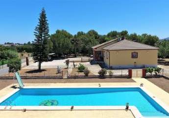 Villa mit 4 Schlafzimmern und großem Pool, auf einem großzügigen Grundstück ohne Stromleitungen und in unmittelbarer Nähe zum Strand