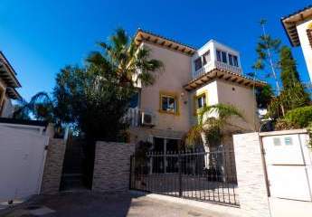 Villa mit 4 Schlafzimmern, 3 Bädern, Dachterrasse, Privatpool und schönem Ausblick