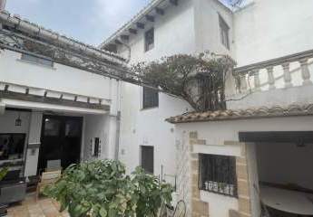 Charmantes, spanisches Stadthaus mit 4 Schlafzimmern und Patio
