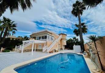 Wunderschöne Villa mit 4 Schlafzimmern, 2 Bädern, Dachterrasse, Privatpool und Garage