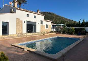 Schöne komplett und hochwertig renovierte Steinfassaden Finca mit Pool, Garagen u. vielen Extras