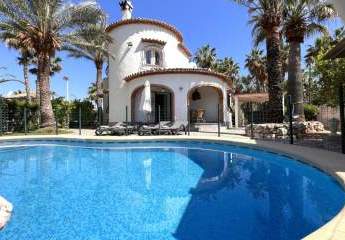 Sehr hochwertig renovierte Villa in Toplage mit großem, sonnigen Grundstück und vielen Extras