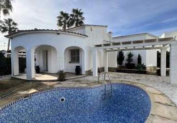 Freistehende Villa direkt am Golfplatz, Sackgasse, Pool, 2 SZ, 2 Bäder etc.