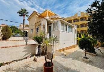Villa mit 2 Schlafzimmern, 2 Bädern, Dachterrasse, Sauna und Gemeinschaftspool