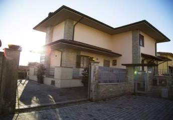Kürzlich erbaute Villa auf drei Ebenen