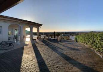 Exklusive Villa mit 3 Schlafzimmern, 2 Bädern, Privatpool, Garage und traumhaftem Meer- und Küstenpanorama