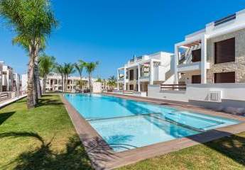 Sehr schöne Obergeschoss-Wohnungen mit 2 Schlafzimmern, 2 Badezimmern, Dachterrasse und 2 Gemeinschaftspool