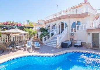 Wunderschöne Villa mit 5 Schlafzimmern, 5 Bädern, Gästeappartement und Privatpool