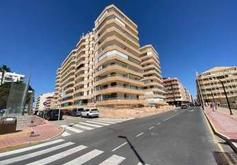 Großzügiges Appartement mit 3 Schlafzimmern, 1 Bad und seitlichem Meerblick nur 50 m vom Strand