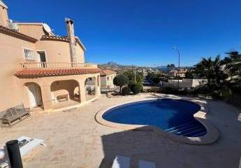 Villa mit 3 Schlafzimmern, 2 Bädern, Privatpool, Garage und  Panoramablick auf die Küste und das Meer