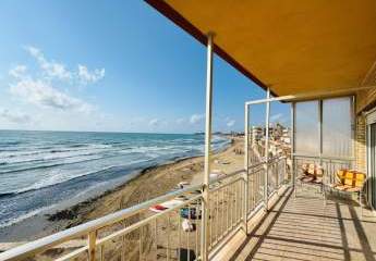 Renovierungsbedürftiges Appartement mit 2 Schlafzimmern und 1 Bad in erster Linie am Strand