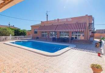 Sehr schöne Landhaus-Villa mit 3 Schlafzimmern, 2 Bädern, Dachterrasse und Privatpool