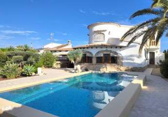 Top gepflegte Villa mit großem Eckgrundstück und separatem Turmappartement und vielen Extras