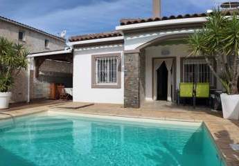 Renovierte Doppelhaushälfte mit 3 Schlafzimmern, 2 Bädern und Privatpool in Strandnähe