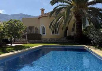 Investment: Einzigartige Villa in Dénia mit traumhaftem Garten, Pool, Heizung und Carport
