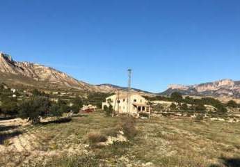 Finca mit einem Grundstück von 17.000 m² und einer Villa zur Fertigstellung von ca. 500 m² in einer sehr schönen Landschaft!