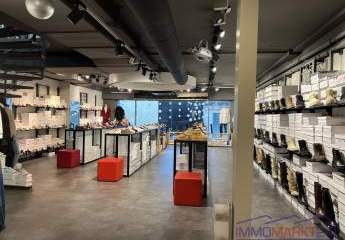 Wohn- und Geschäftshaus in der Fußgängerzone von Köln