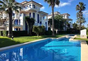 Exklusive Wohnung mit 2 Schlafzimmern und 2 Bädern in wunderschöner Wohnanlage nur 200 m vom Strand