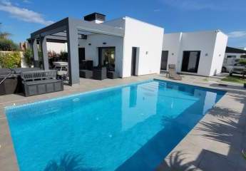 Moderne Villa mit 3 Schlafzimmern, 2 Bädern, beheiztem Pool und Touristenmietlizenz
