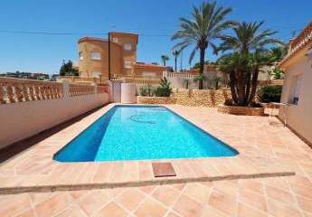 Wunderschöne Villa mit 3 Schlafzimmern, 3 Bädern, Privatpool, Meerblick und direktem Strandzugang