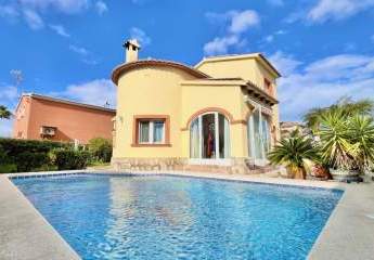 Tolle Villa mit guter Ausstattung und 3 Schlafzimmern, Pool, Garage, uvm.