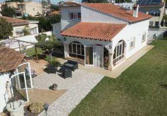 Villa mit 3 Schlafzimmern und 3 Bädern nur 400 Meter vom Strand Les Deveses entfernt