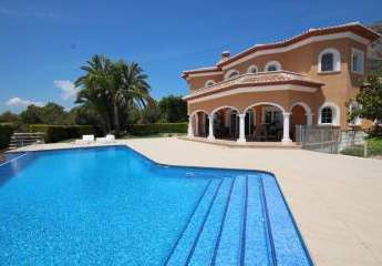 Erstklassige Villa mit Infinity-Pool, Barbecue, Spielplatz, Doppelgarage, Keller, Garten, Balkon, Terrasse, viele Details, auf der Südseite von Montgó