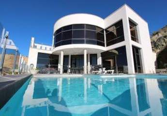Moderne Villa mit beheiztem Pool und spektakulärem Panoramablick auf Küste und Meer und mit Vermietungslizenz