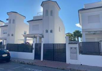 Villa mit 3 Schlafzimmern, 3 Bädern, Dachterrasse, Kfz-Stellplatz und Gemeinschaftspool