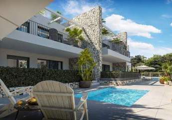 Appartements mit 3 Schlafzimmern, 2 Bädern, Klimaanlage, Fußbodenheizung in Bädern, Gemeinschaftspool und Kfz-Stellplatz nur 100 m vom Meer