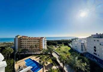 Maisonette-Wohnung mit 3 Schlafzimmern, 2 Bädern, 2 Kfz-Stellplätzen, Gemeinschaftspool und Meerblick nur 100 m vom Strand