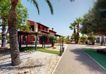 Großes Anwesen mit 6 Schlafzimmern und parkähnlichem Grundstück