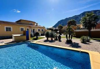 Sehr gepflegte Villa mit großem Grundstück, großem Pool, Tennisplatz, Brunnen, Garage, Heizung, Klima und vielen Extras