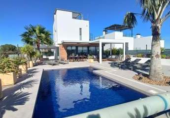 Beeindruckende Villa mit 3 Schlafzimmern, 3 Bädern, Dachterrasse, Privatpool und fantastischem Ausblick im La Finca Golf and Spa Resort