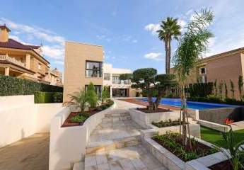 Luxuriöse, bezugsfertige Villa direkt am Strand