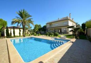 Wunderschöne, großzügige und exklusive Villa in der besten Gegend von Cabo Roig, nur 150 m vom Strand