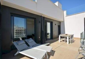 Neuwertige Penthouse-Wohnung mit 2 Schlafzimmern, 2 Bädern, Dachterrasse und Tiefgaragenstellplatz nur 700 m vom Strand