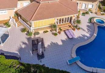 Prächtige freistehende Villa mit 3 Schlafzimmern, 4 Bädern, Fitnessraum, Sauna, Garage und Privatpool nur 1 km vom Strand