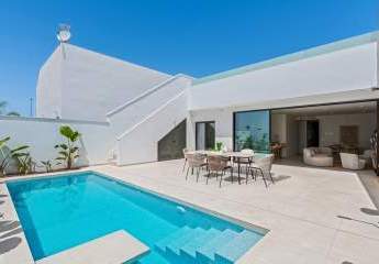 Villen mit 3 Schlafzimmern, 2 Bädern, Klimaanlage, Kfz-Stellplatz und Privatpool in der La Serena Golfanlage