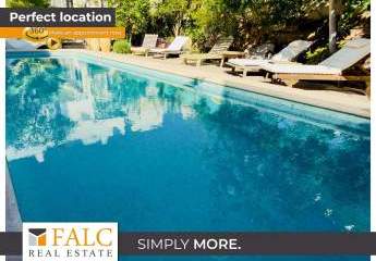 Mediterraner Luxus – Stadthaus in Strandnähe mit Pool