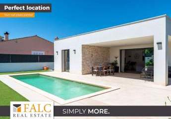 Moderne und helle Neubau-Villa mit Pool