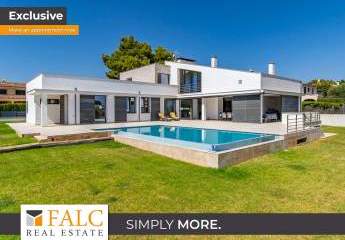 Moderne Villa umgeben von Naturrasen mit Pool und Garage in Marratxi