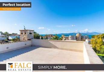 Attraktive Doppelhaushälfte mit Dachterrasse und Meerblick in Bahia Blava